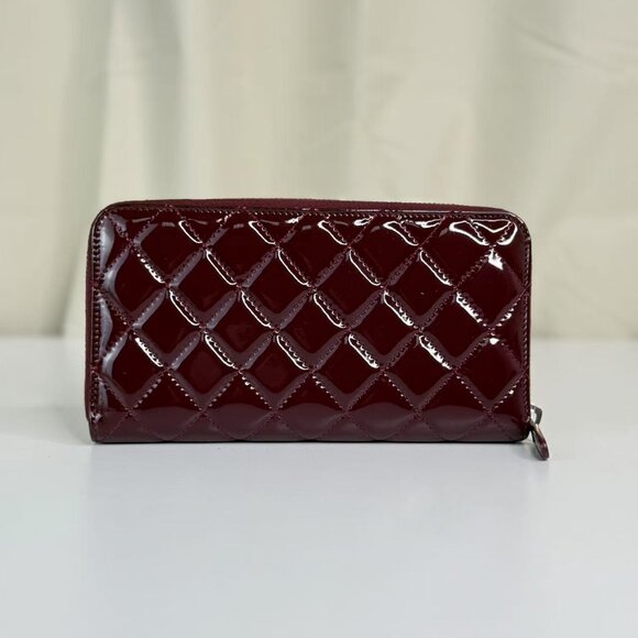 Chanel Burgundy Patent Leather Wallet with Classic Quilted Design - Picture 4 of 11